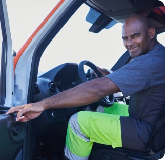 Un technicien dans son camion atelier