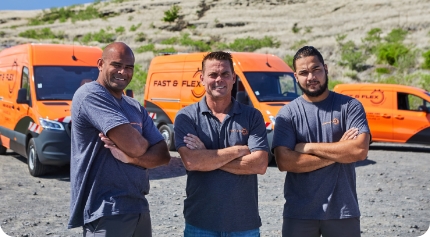 3 techniciens Fast and Flex devant leurs camions